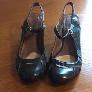 Black leather-like heel sandal